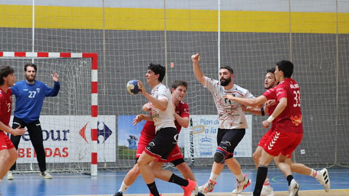 El asedio burgalés a la portería del Alcobendas arreció en el tramo final del encuentro. ECB