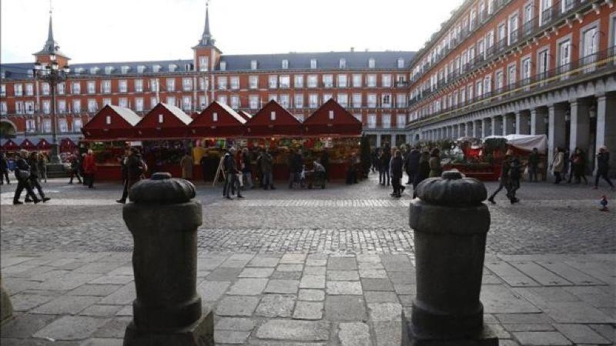 Bolardos de protección en la plaza Mayor de Madrid.-AGUSTIN CATALAN