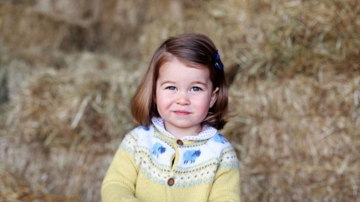La casa real británica ha distribuido una nueva foto de Carlota, la hermana del príncipe Jorge, con motivo de su segundo cumpleaños.-AP