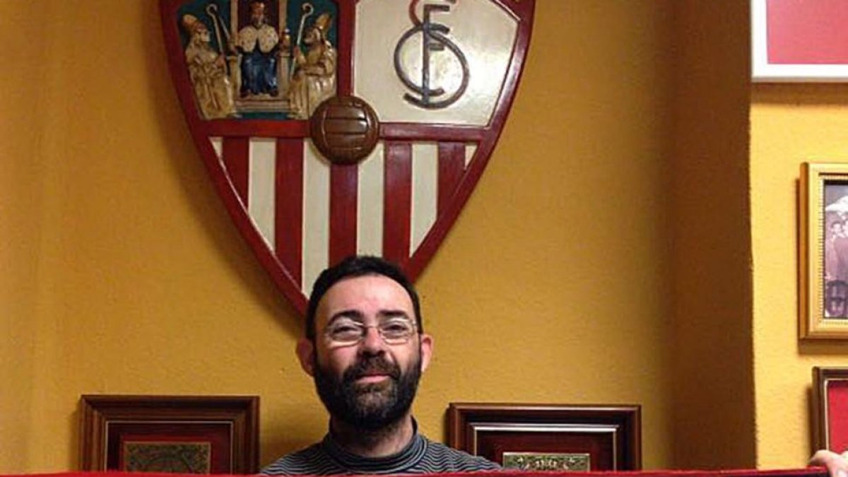 El mirandés Eduardo Cruz, afincado en Sevilla, no dudó en animar a su equipo.-