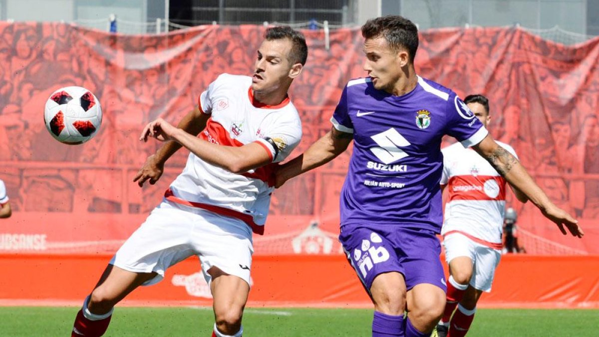 Luis Acosta volvió a actuar junto a Julio Rico en el eje de la zaga del Burgos CF-Deborah Iraurgui
