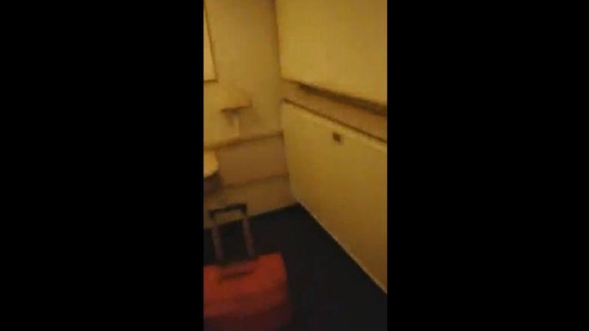 Un Policia Nacional muestra en vídeo el camarote que tendrá que compartir hasta el 1-O-TWITTER