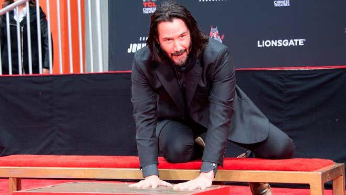 El actor canadiense Keanu Reeves ha inmortalizado este jueves sus huellas y firma en cemento frente al Teatro Chino de Los Ángeles.-