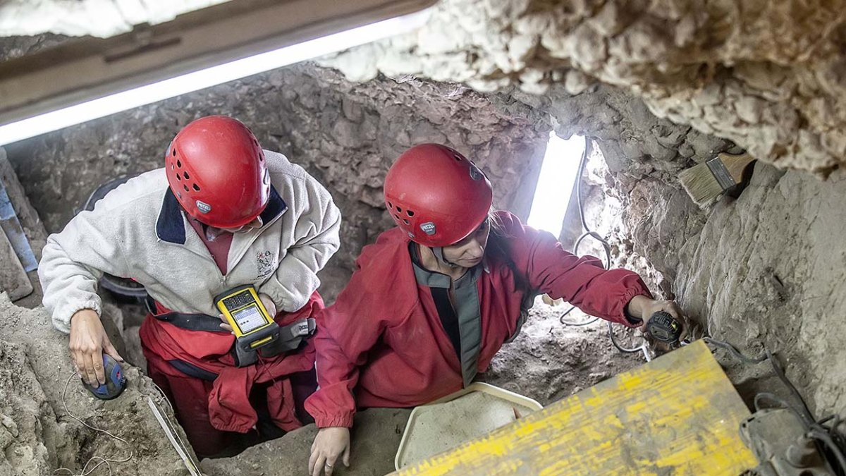 Imagen de trabajos de excavación en la cueva El Mirador, en Atapuerca. RAÚL G. OCHOA