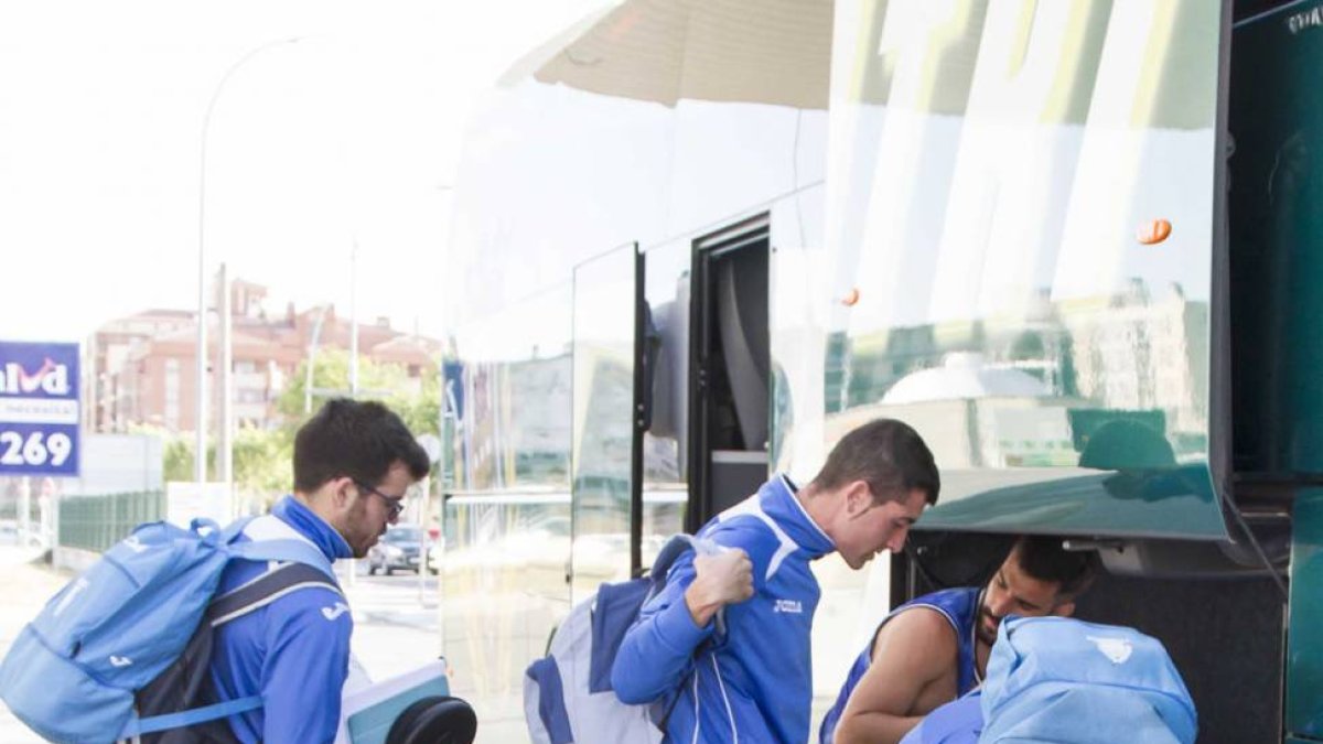 La expedición de la Arandina CF llegó en la tarde de ayer a Algeciras.-ECB