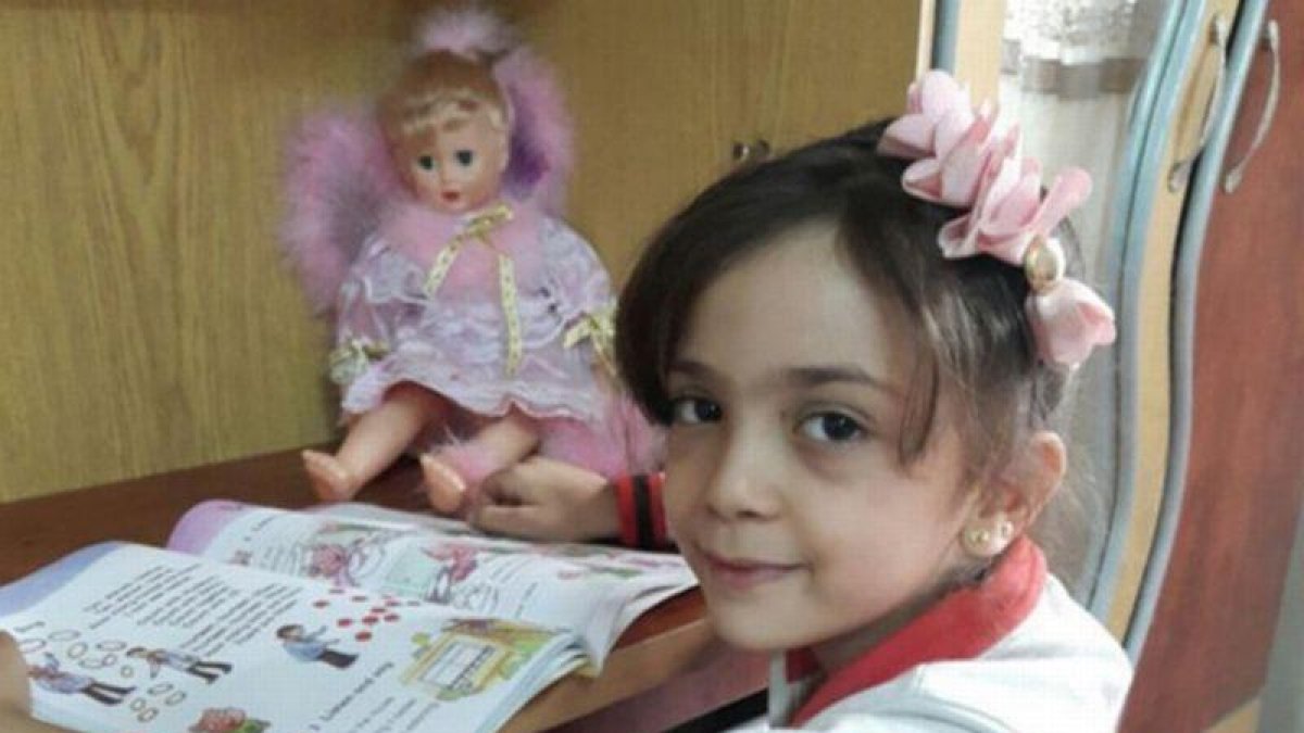 Un mensaje de Bana Alabed, de siete años, en que explica que leyendo intenta evadirse de los bombardeos.-