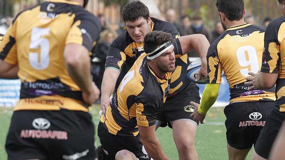Wagenaar busca el offload durante un partido.-SANTI OTERO