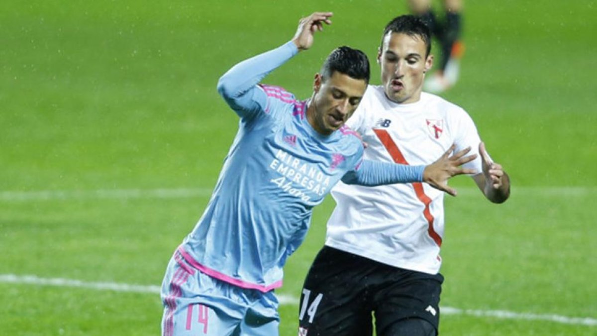 Maikel Mesa conduce el balón mientras un jugador del Sevilla Atlético le presiona.-LFP