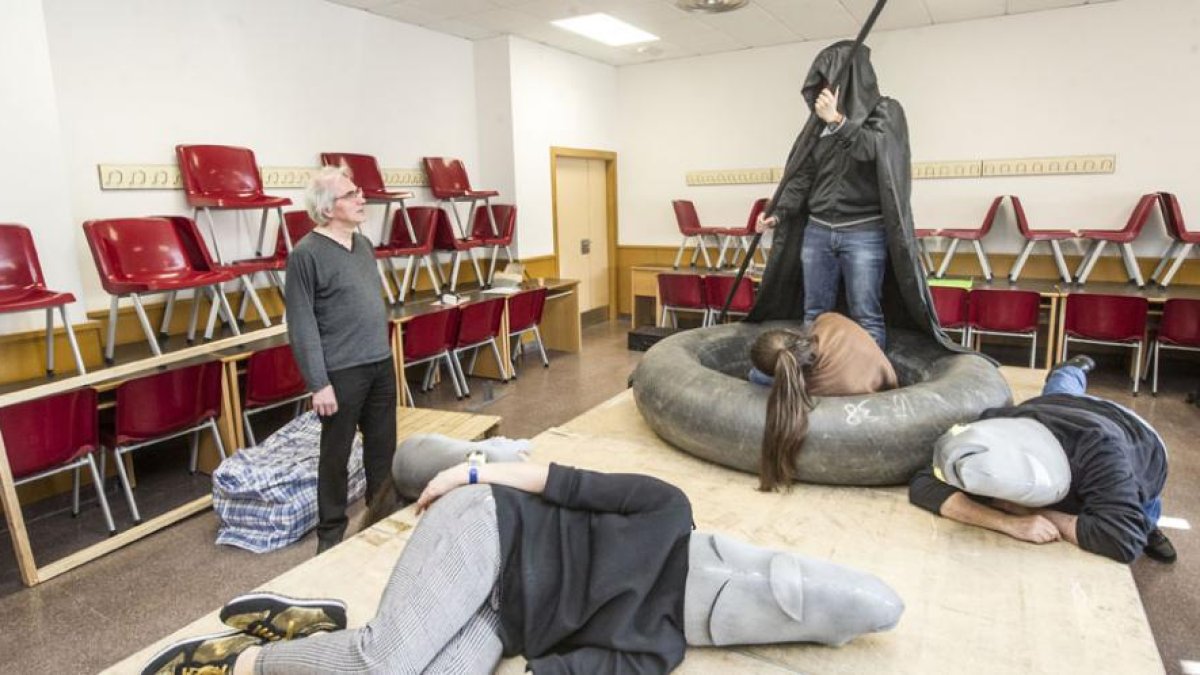 Juan Luis Sáez (i.) observa a los intérpretes durante uno de los ensayos, que se intensificaron la semana pasada en un aula de la Escuela Politécnica del campus de La Milanera.-Israel L. Murillo