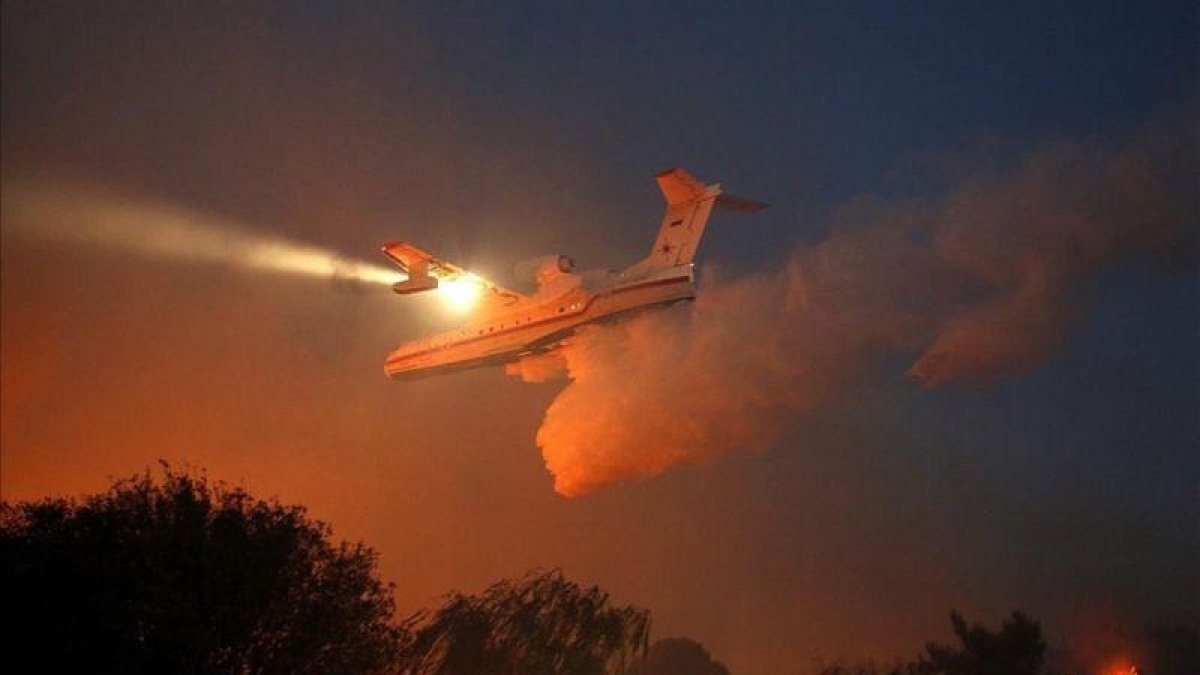 Un avion cisterna ruso descarga retardante quimico sobre el incendio forestal en Nataf cerca de Jerusalen, Israel .-EFE / ABIR SULTAN