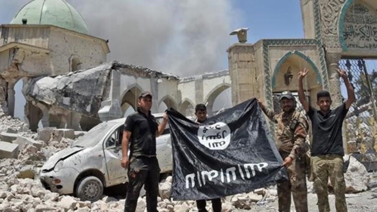 Miembros del Servicio Iraquí de Contraterrorismo hace la señal de la victoria tras la conquista de Mosul.-FADEL SENNA / AFP