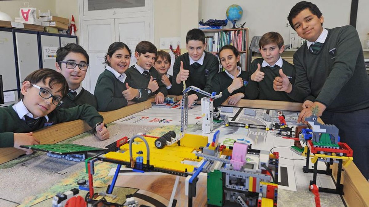 Los nueve estudiantes del Colegio Internacional Campolara clasificados para la fase nacional posan, pulgar en alto, con su mesa de misiones.-ISRAEL L. MURILLO