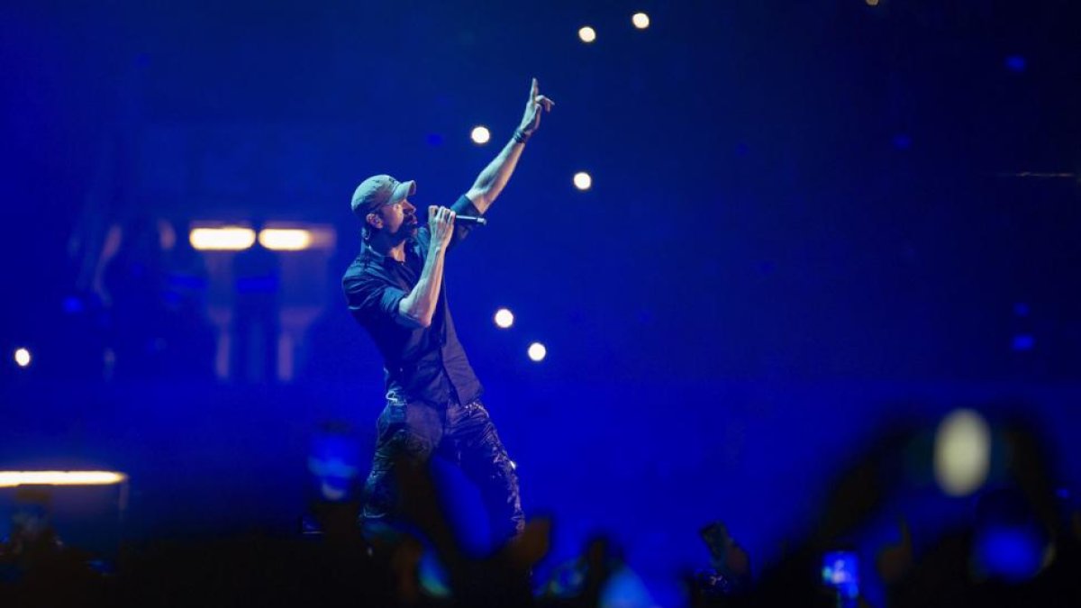 El cantante Enrique Iglesias, en un momento del concierto de este sábado por la noche en Santander.-EFE / PEDRO PUENTE HOYOS