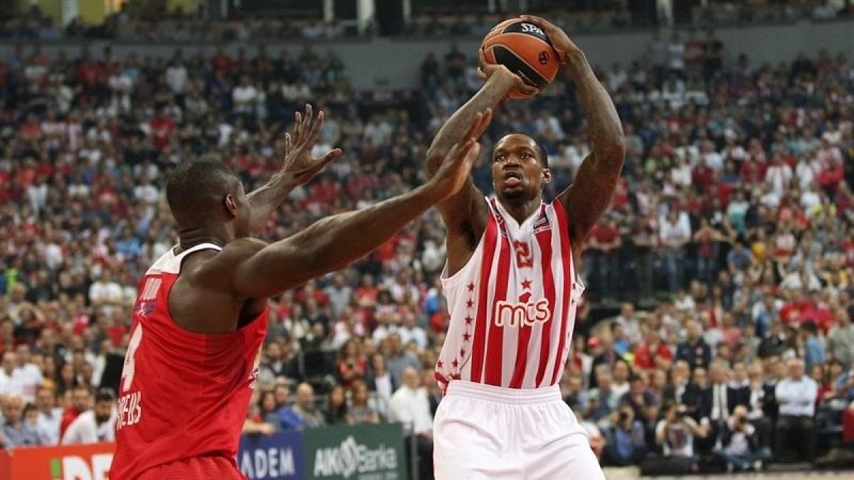 Deon Thompson arma el lanzamiento en un Estrella Roja-Olympiacos de la pasada campaña.-EUROLEAGUE.NET