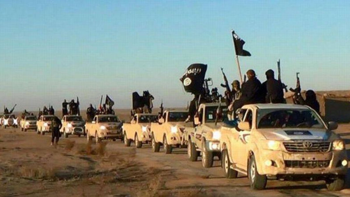 Imagen de milicianos del Estado Islámico avanzando con sus coches por Raqqa hacia Iraq.-Foto: AP