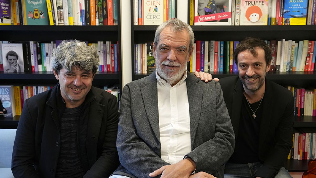 Antonio Mercero, Jorge Díaz y Agustín Martínez son Carmen Mola. JAVIER BARBANCHO