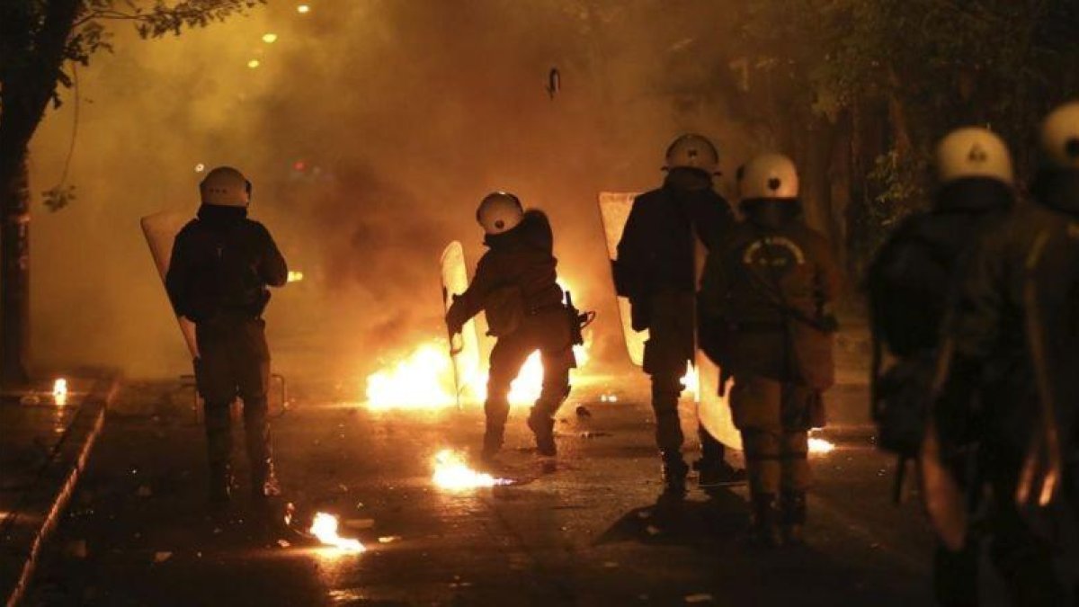 Enfrentamientos entre manifestantes y policía en Atenas en las protestas por la visita de Obama.-AP / YORGOS KARAHALIS