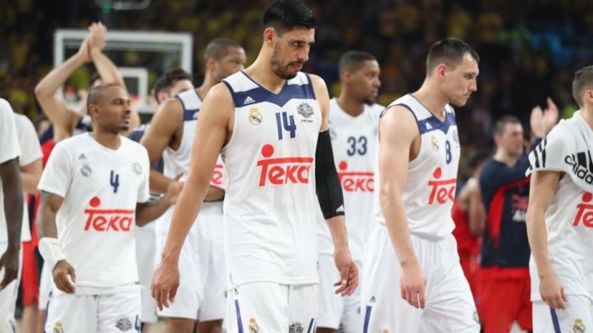 Los jugadores blancos se retiran cabizbajos en Estambul.-TOLGA BOZOGLU