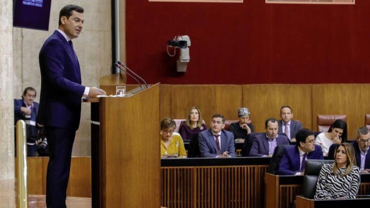 Juan Manuel Moreno (PP) pronuncia el discurso de investidura en el Parlamento de Andalucía.-EFE/ JULIO MUÑOZ