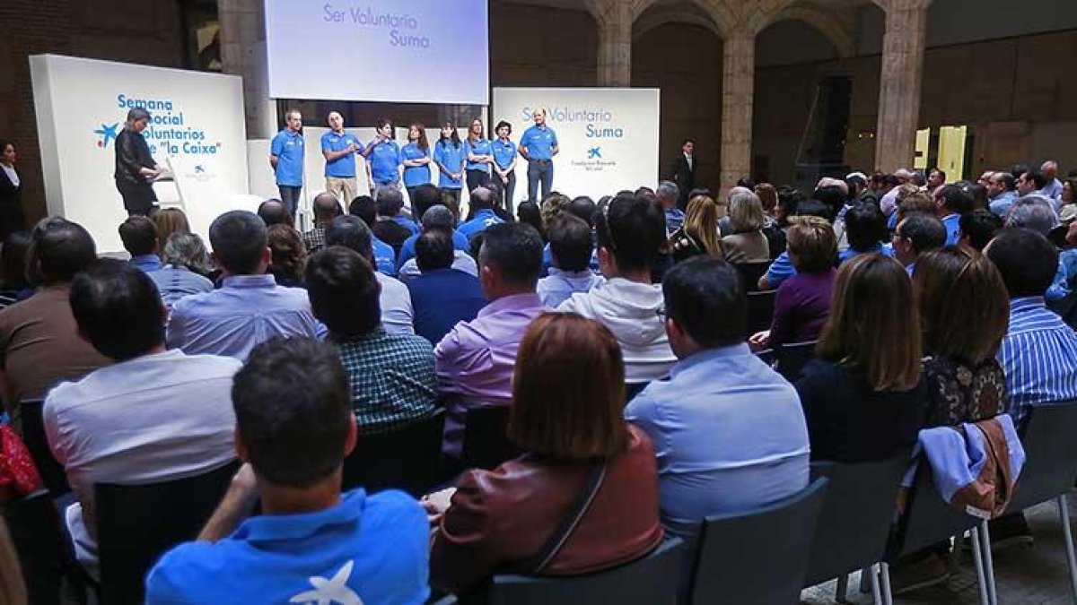 Varios voluntarios de la entidad reciben un reconocimiento a su labor en el Encuentro de Voluntariado de Fundación la Caixa celebrado ayer en la Casa del Cordón.-RAÚL G. OCHOA