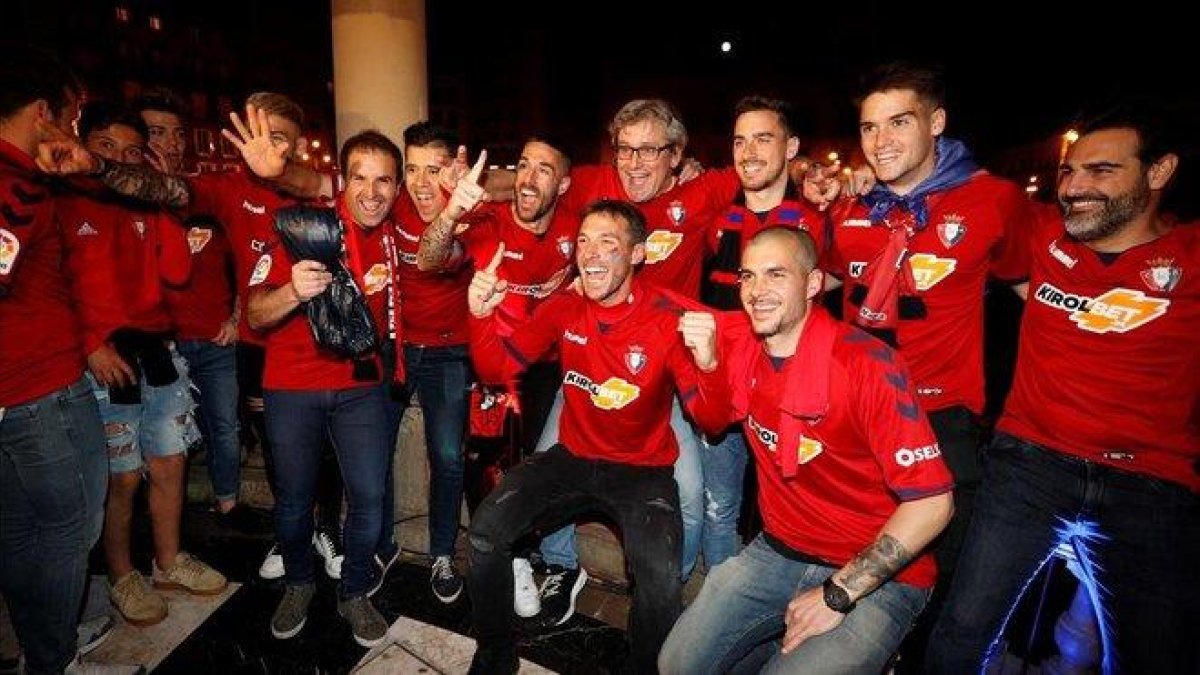 La celebración de la delegación del Osasuna en la Plaza del Castillo.-