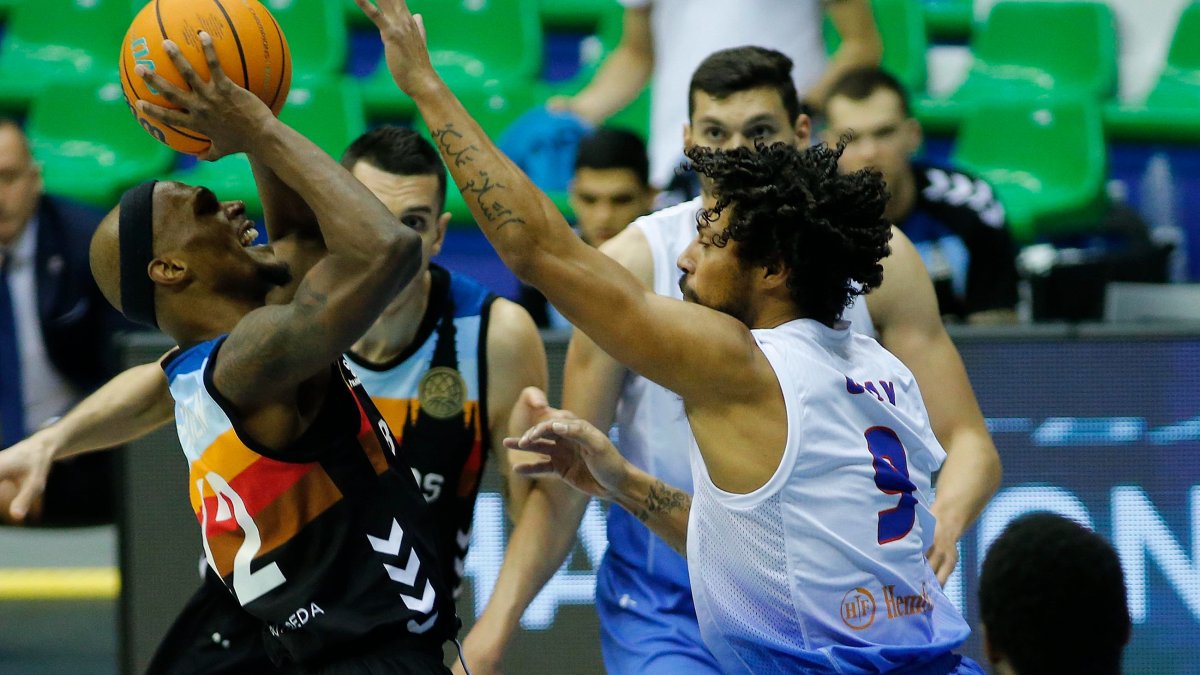 McFadden lanza a canasta en el partido europeo ante el Igokea. SANTI OTERO