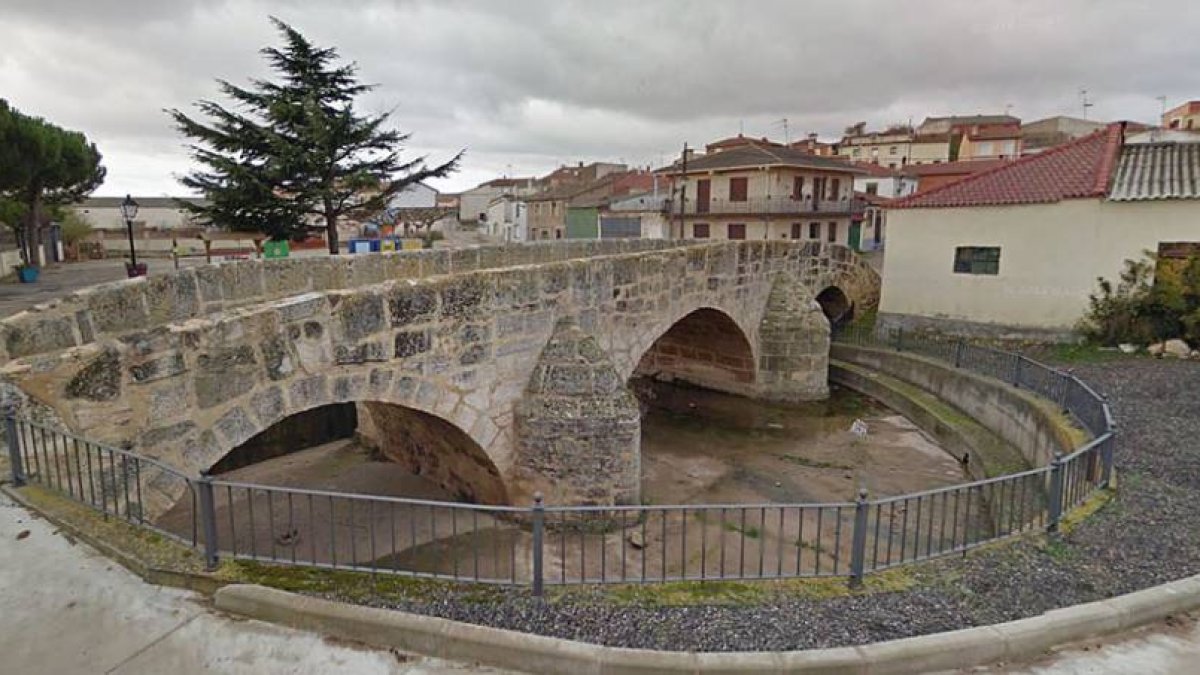 Este puente es uno de los elementos característicos de Villangómez, testigo mudo de la historia de la población.-ECB