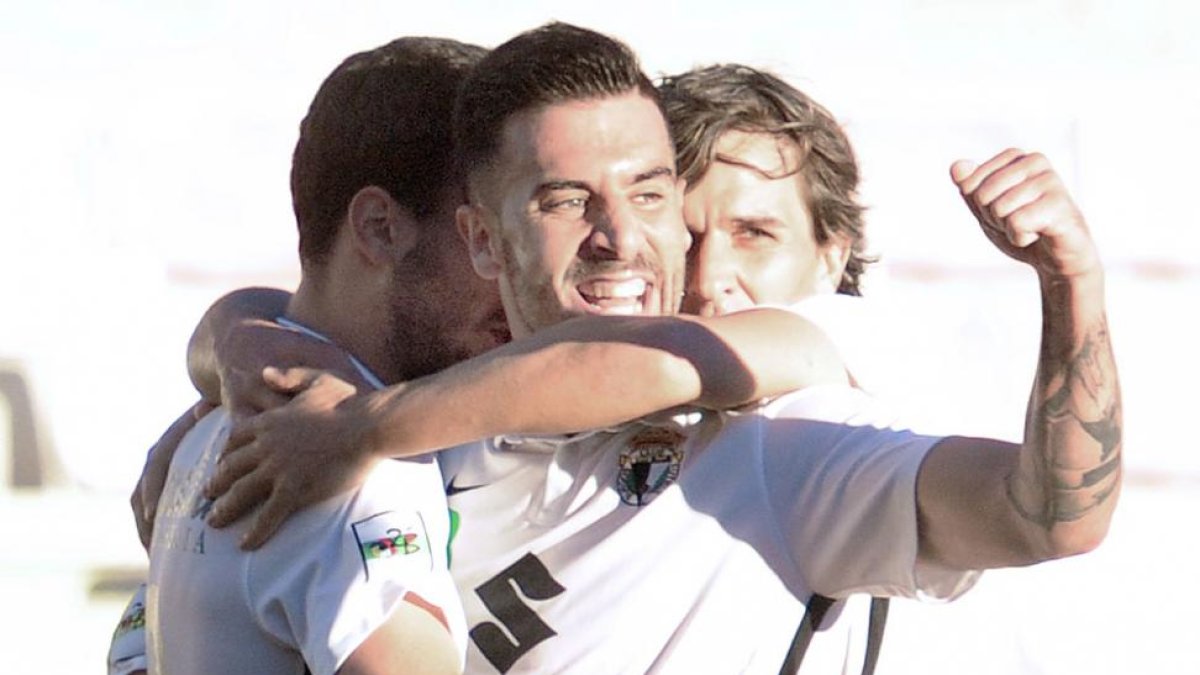 Adrián celebra junto a Prosi y DiegoSuárez el segundo gol que marcó el canario ante el Lealtad en la tarde de ayer.-