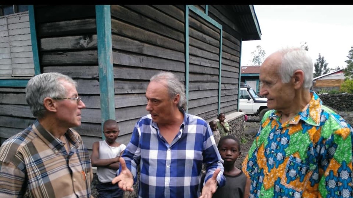 De izq a derecha Honorato Alonso, Tomás Martínez, y Domingo de la Hera en la escuela de Idji. ECB