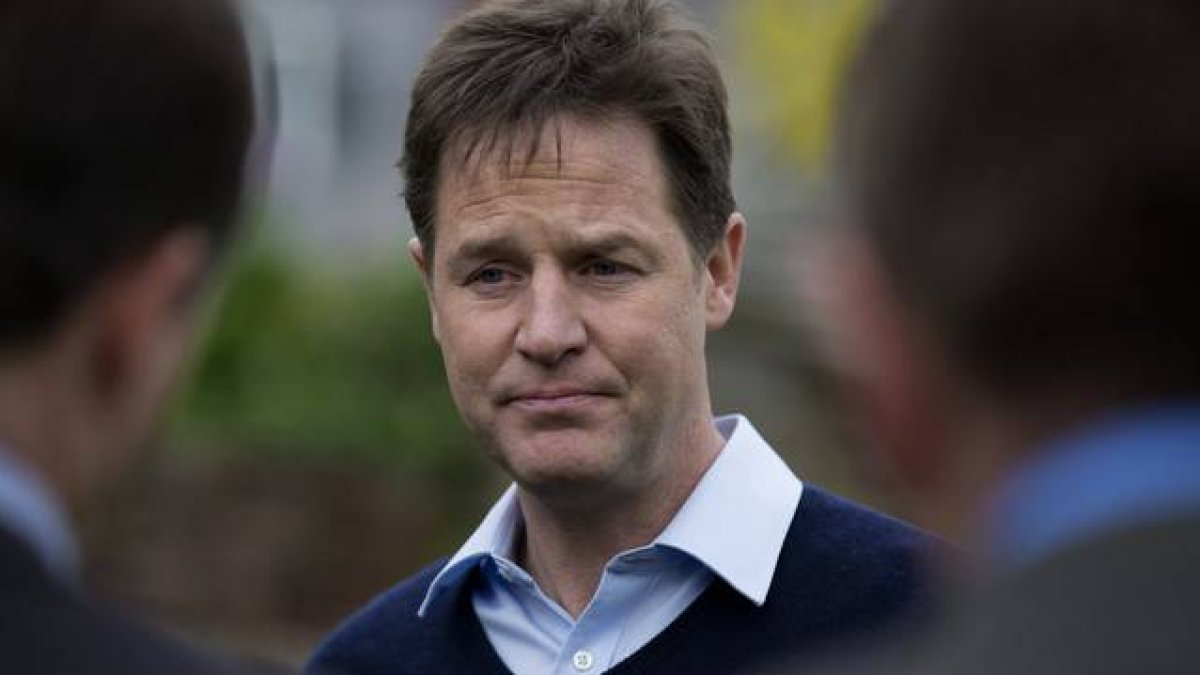 El líder del Partido Liberal-Demócrata Nick Clegg habla con la prensa en Sheffield.-Foto:  AP / Jon Super