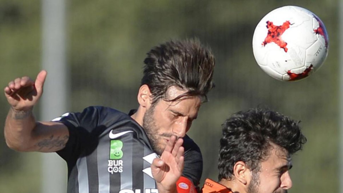 Andrés despeja un balón durante el último ensayo de pretemporada.-RICARDO ORDÓÑEZ