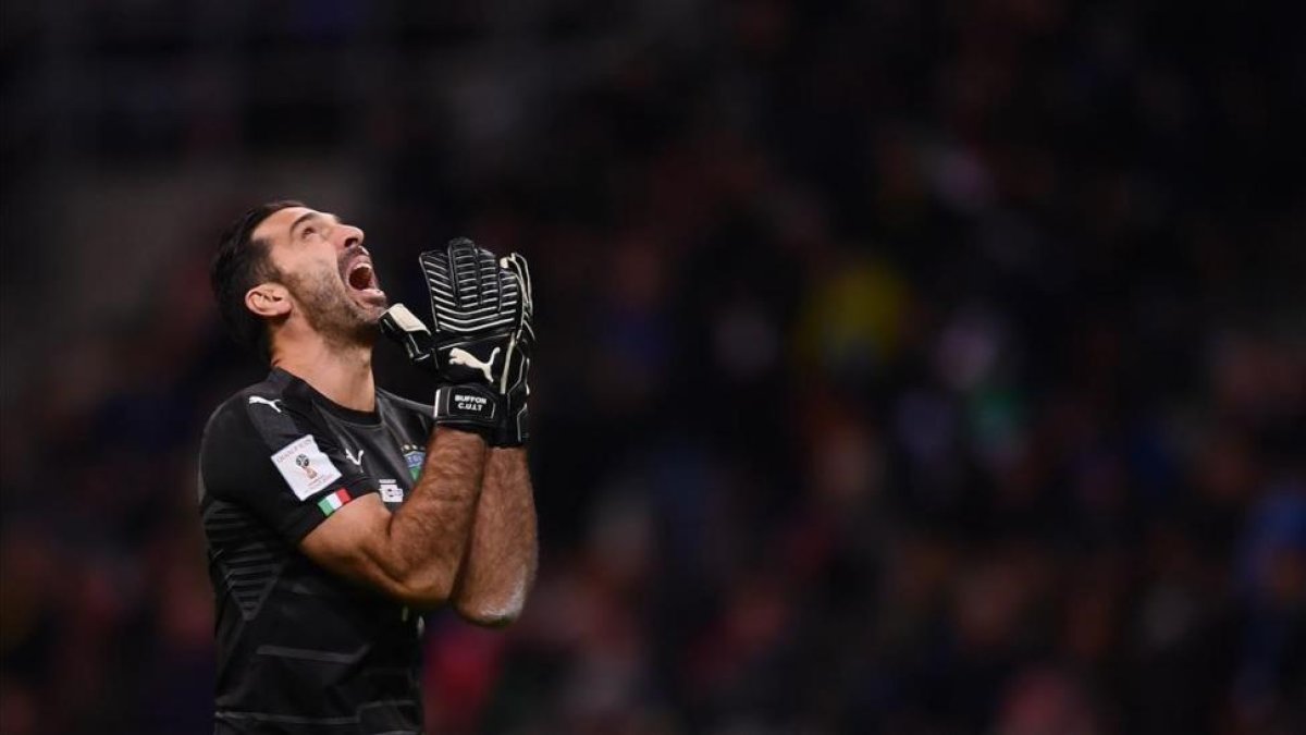 Buffon lamentando la no clasififación de Italia para el mundial de Rusia 2018-/ MARCO BERTORELLO