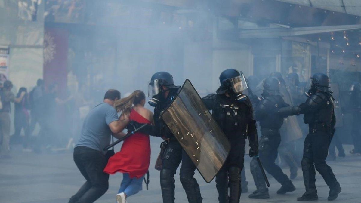 Manifestantes huyen del gas lacrimógeno, en la manifestación de los ’chalecos amarillos’ en París. / LUCAS BARIOULET / AFP-AFP / LUCAS BARIOULET