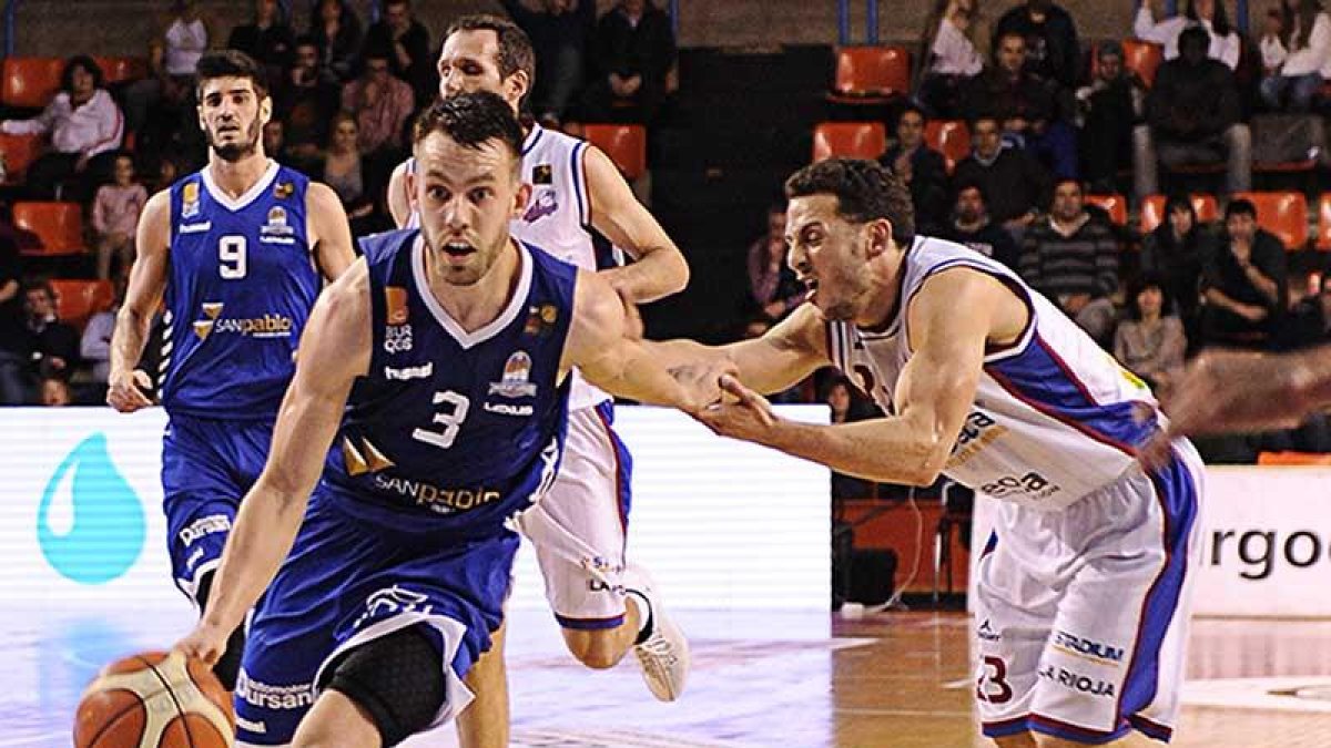 Steinarsson enfila la canasta a pesar del intento de falta de Garrido durante el partido del pasado viernes.-MARÍA GONZÁLEZ / CB MIRAFLORES