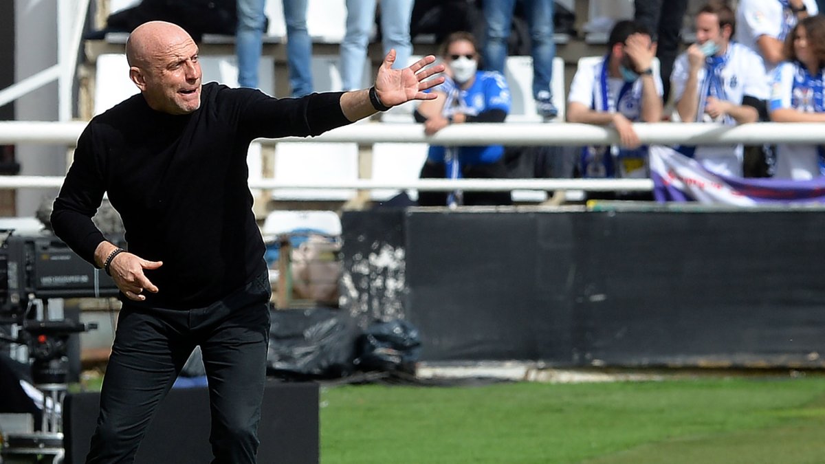 Calero corrige a sus jugadores. SANTI OTERO