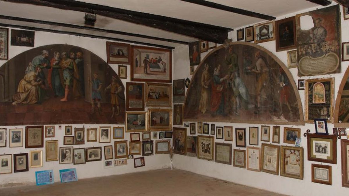El museo de exvotos del Santuario de Santa Casilda apenas dispone de espacio para recoger los tributos de los fieles.-G.G.