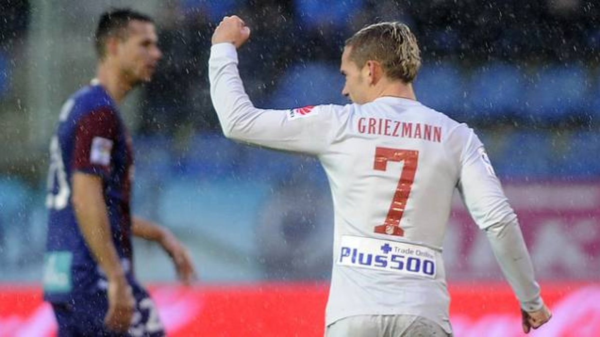 El rojiblanco Griezmann celebra el primer gol del Atlético en el campo del Eibar.-Foto: AFP / ANDER GILLENEA