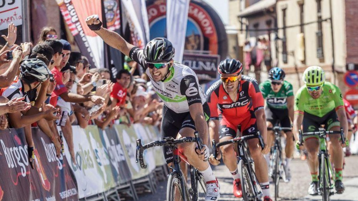 Nathan Haas celebra la victoria en la línea de meta de Lerma por delante de Jean Pierre Drucker.-SANTI OTERO