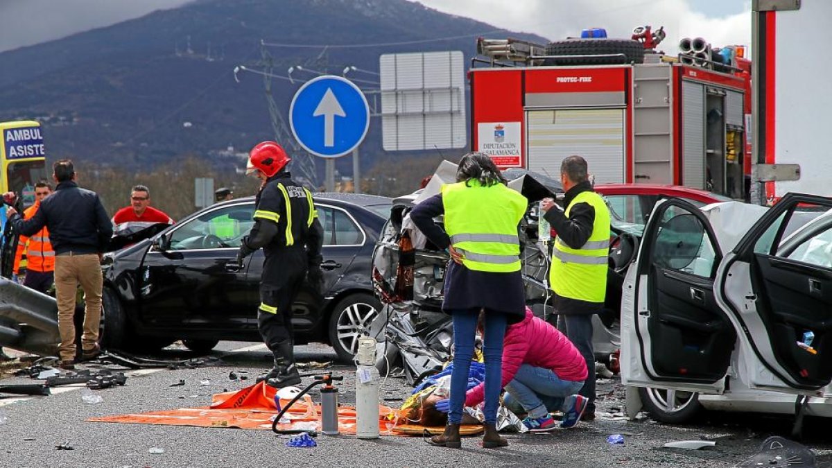 Los equipos de rescate atienden a las víctimas del choque en cadena registrado ayer en la A-66 a la altura de Vallejera de Riofrío (Salamanca)-ICAL