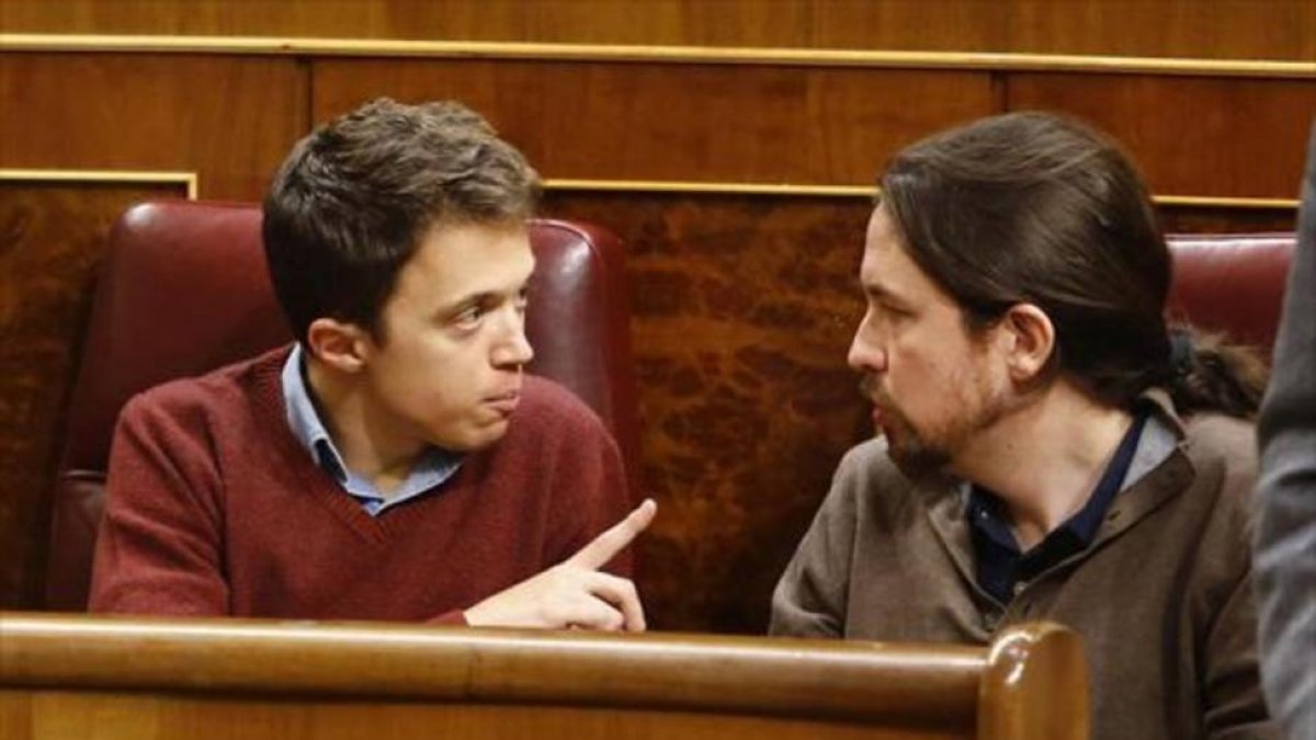 Errejón e Iglesias, en plena discusión en sus escaños del Congreso, ayer.-