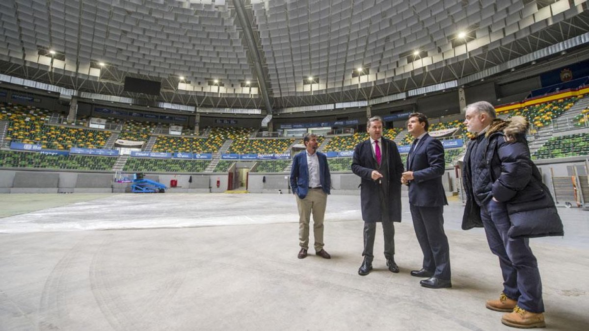 El alcalde, Javier Lacalle, recibió a su homólogo de Las Rozas, Javier de la Uz, para explicar la transformación del Coliseum.-ISRAEL L. MURILLO