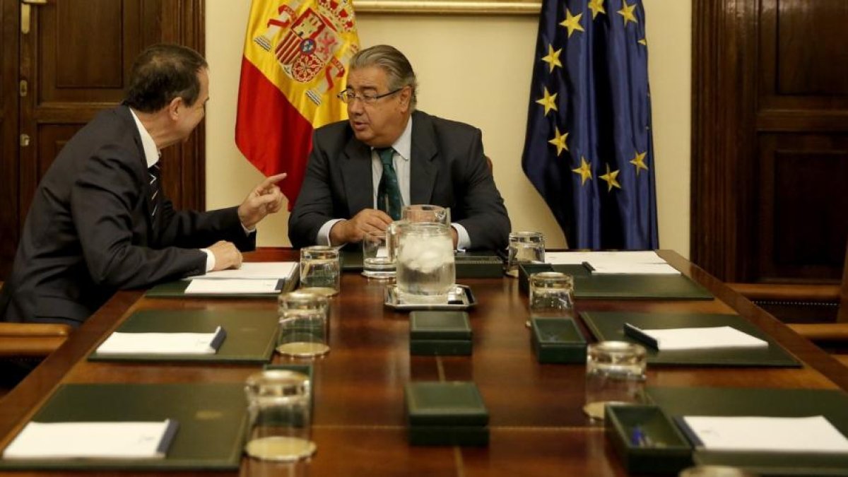 El ministro del Interior, Juan Ignacio Zoido, y el presidente de la FEMP, Abel Caballero se reúnen en la sede del Ministerio en Madrid.-JOSE LUIS ROCA