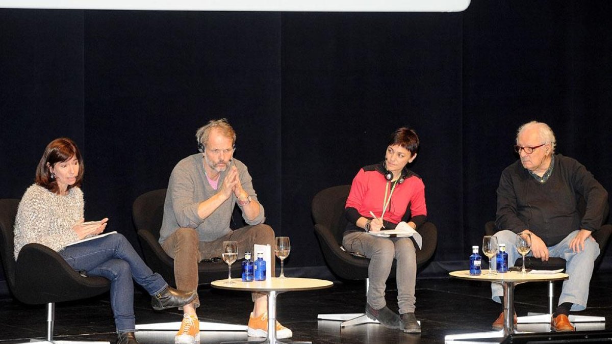 Yayo Herrero, Erling Kagge, Pilar Martín Casas (moderadora) y Javier Reverte, en la segunda charla del día.-Israel L. Murillo
