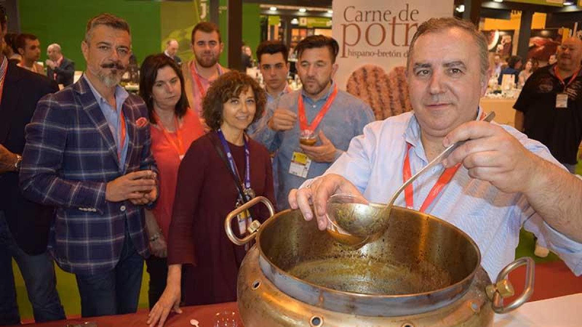Jesús Chomón reparte las raciones del guiso elaborado en la olla ferroviaria-ECB