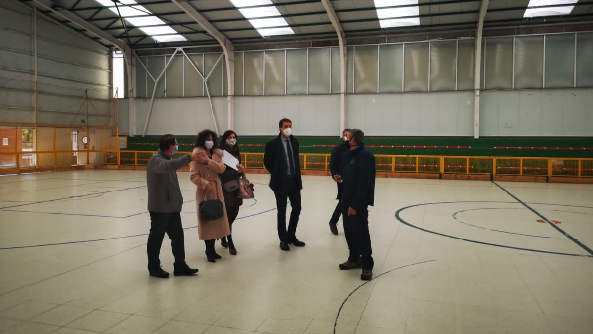 Ángel Ibáñez visitó ayer en Burgos las instalaciones deportivas municipales en la zona de El Plantío en las que se podría realizar el cribado. ECB