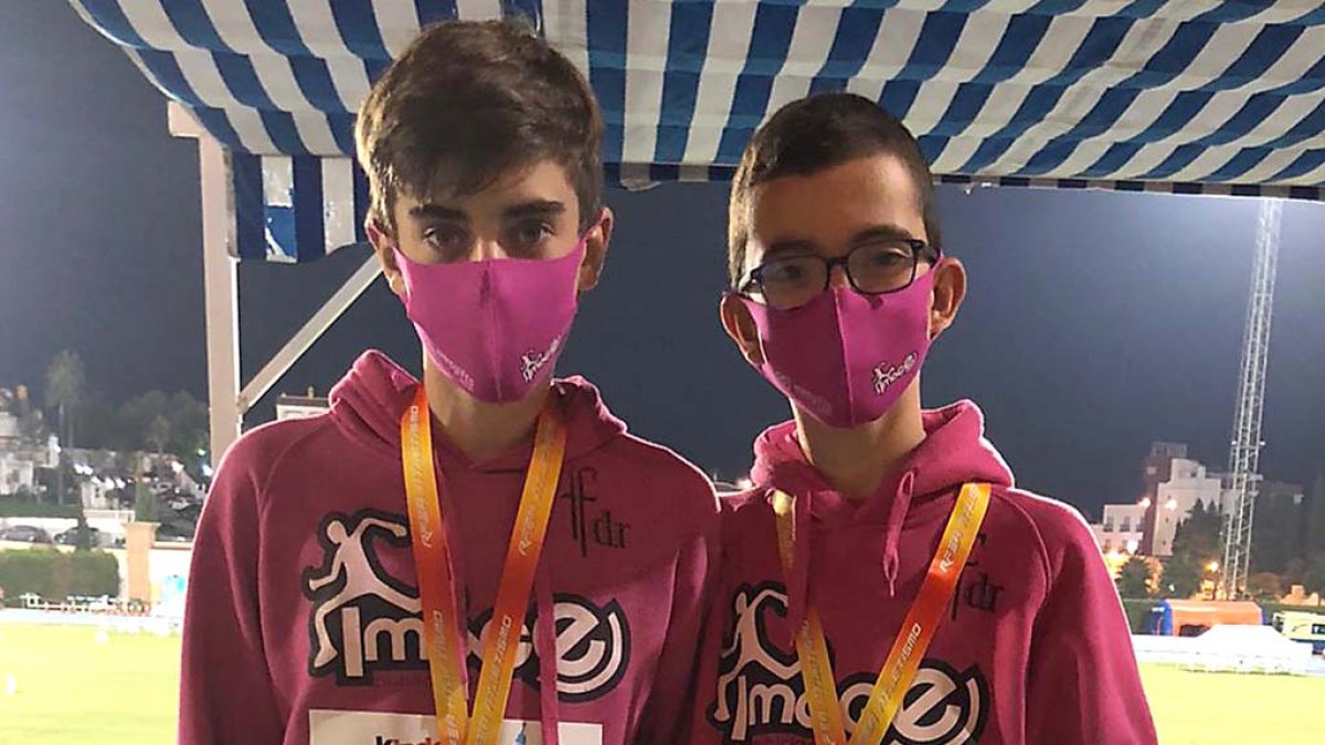 Adrián Delgado y Marcos Vaquerizo posan con sus medallas. ECB