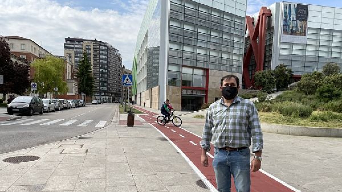 Jorge Berzosa, concejal del PP, junto al carril bici pintado junto al MEH.