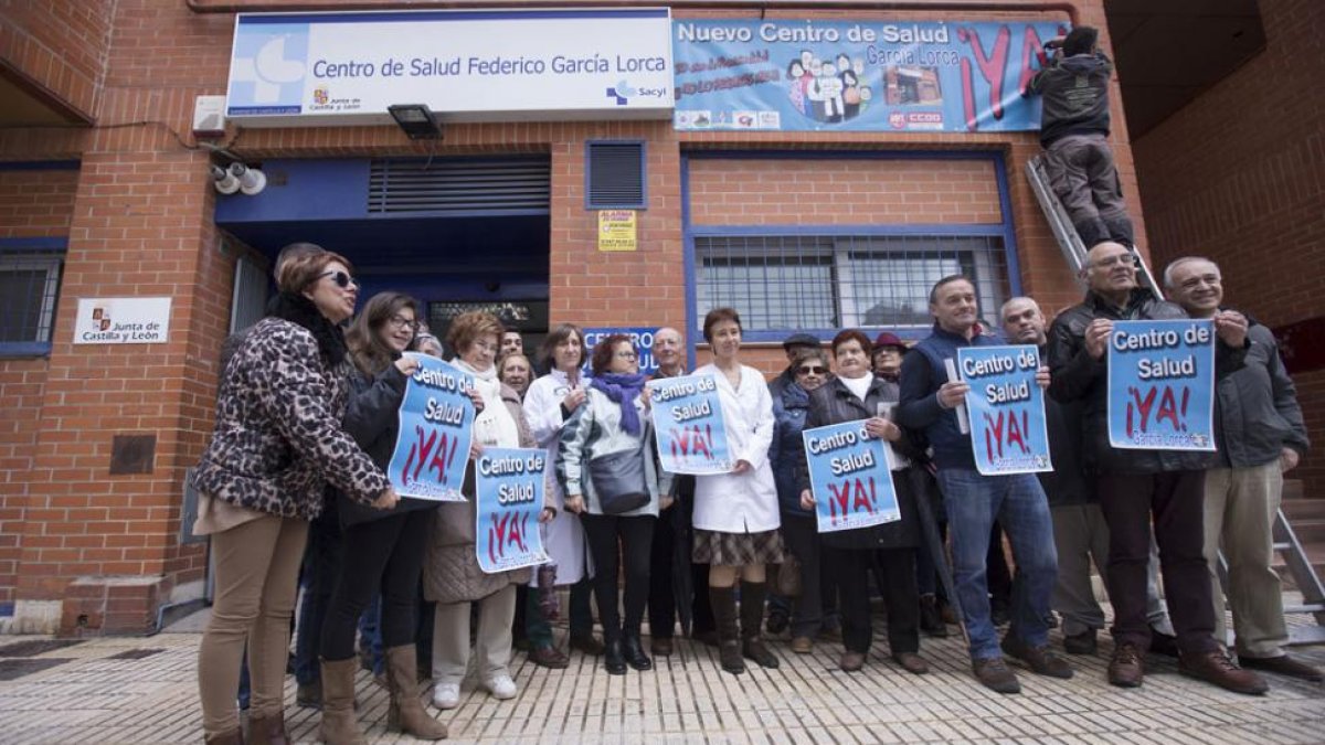 La plataforma vecinal colocó ayer una pancarta reivindicativa en la fachada del ambulatorio García Lorca.-RAÚL OCHOA