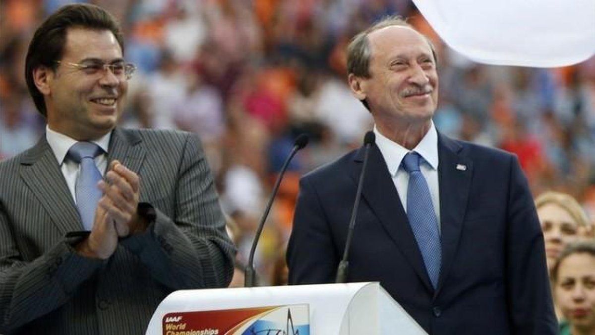 El antiguo presidente de la federación rusa de atletismo, Valentin Balakhnichev (derecha) es uno de los sancionados de por vida.-AP / ALEXANDER ZEMLIANICHENKO