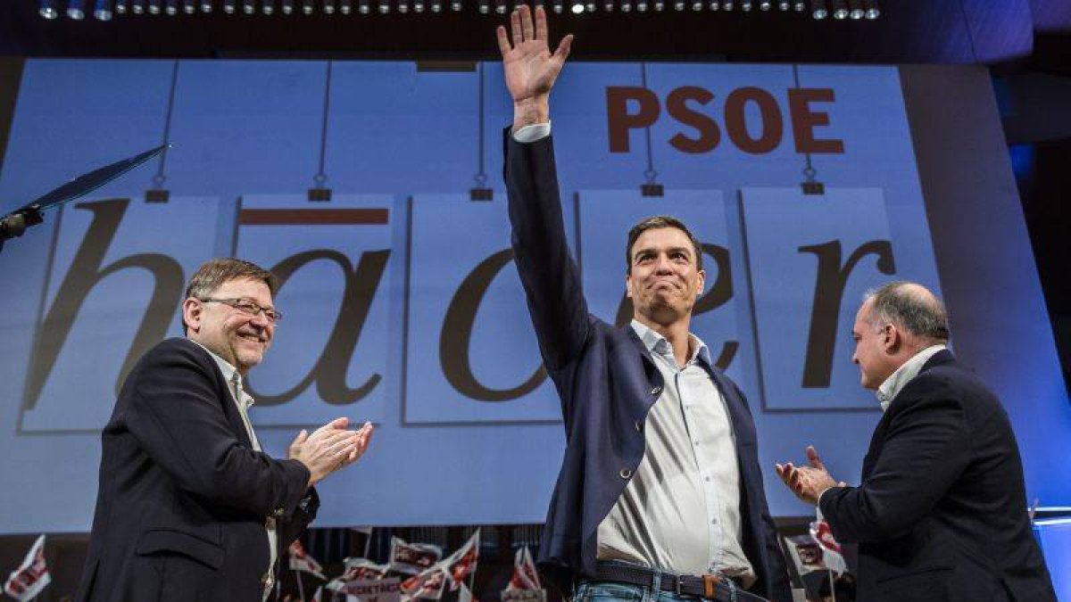Pedro Sánchez (centro), Ximo Puig (izda.) y Joan Calabuig (dcha.), durante el acto.-Foto: MIGUEL LORENZO